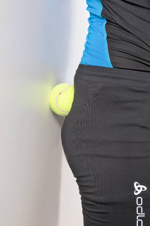 Eigenmassage mit dem Tennisball bei Piriformis-Syndrom