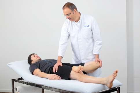 Hüftspezialist Dr. Rinio von der Gelenk-Klinik Freiburg untersucht einen Patienten