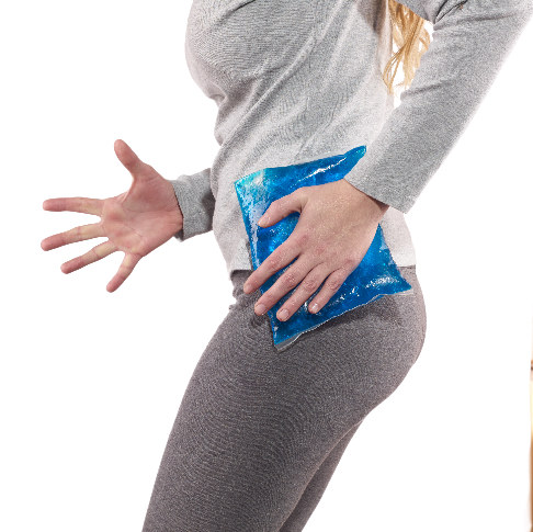 Geprellte Hüfte, die mit Eis gekühlt wird.