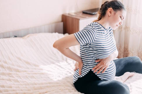 schwangere Frau mit Hüftschmerzen