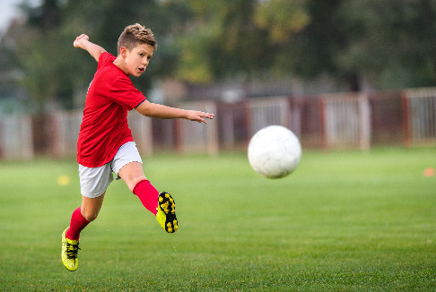 Junge spielt Fußball