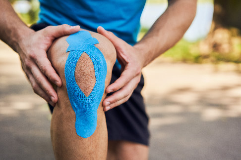 Blaues Kinesio-Tape am Knie