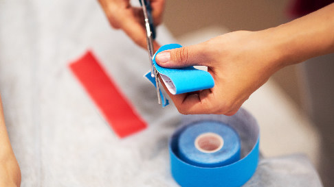 Zuschneiden eines Kinesio-Tapes