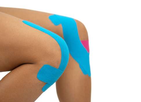 Kiniseo-Tape Anwendung am Knie am Knie
