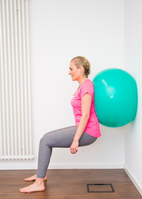 Kniearthrose Übung 8: Mit dem Pezzi-Ball an der Wand rollen