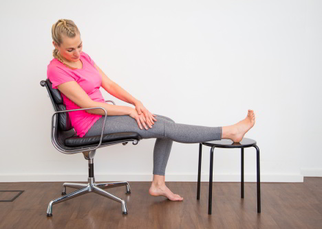Übung 3: Knie im Sitzen bei aufgelegter Ferse waagerecht durchdrücken