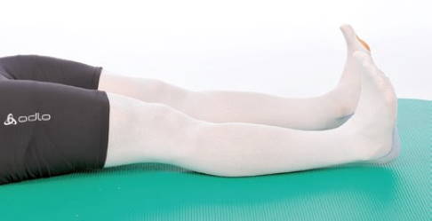 Mit der isometrischen Übung beugen Sie einer Abnahme der Muskelkraft im Oberschenkel vor. © Gelenk-Klinik Isometrische Übung