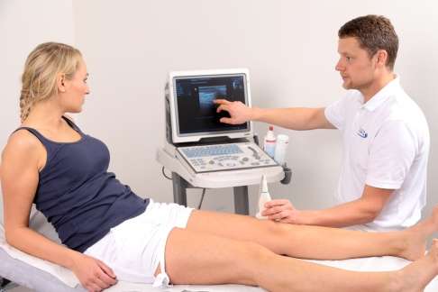 Ultraschalluntersuchung: Orthopäde Dr. Ostermeier untersucht eine Patientin.