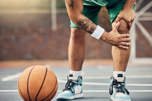 Basketballer mit Knieschmerzen vorne