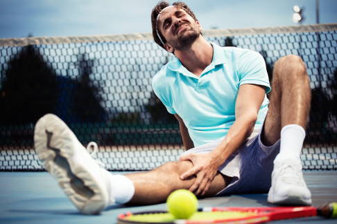 Knieschmerzen beim Tennis spielen