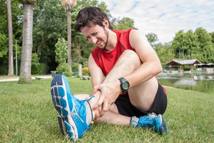 Laufsportler mit Haglundferse und Fersenschmerzen