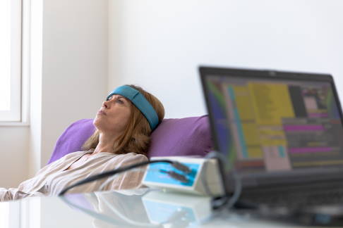 Patientin in der Biofeedback-Therapie