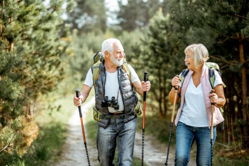 Älteres Paar beim Nordic Walking