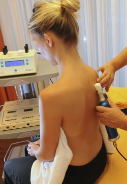 Die Matrix-Therapie richtet sich nach dem Beschwerdebild: Die Schwingung wird im erkrankten Bereich immer in Längsrichtung der Muskelfasern eingebracht. © EXTRAZELL Matrix-Therapie