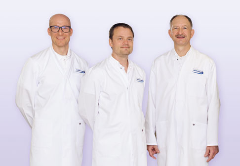 PD Dr. med. David Christopher Kubosch, Dr. med. Christoph Ewald und PD Dr. med. Pawel Bak betreuen Rückenschmerzpatienten in der Gelenk-Klinik. © Gelenk-Klinik Das Team der Rückenspezialisten der Gelenk-Klinik