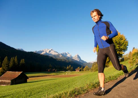 Mann riskiert Muskelkater beim Bergablaufen in den Bergen