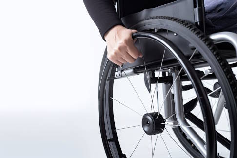 Mann mit Paraplegie im Rollstuhl