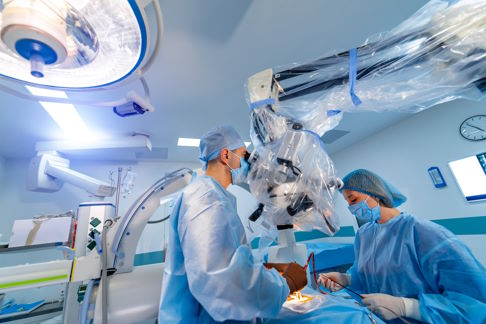 Wirbelsäulenchirurg im Operationssaal