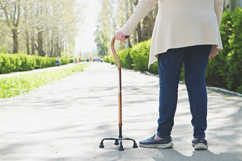 Gehhilfe bei Rheumapatient