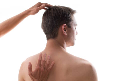 Nackenschmerzen – woher sie kommen und wie man sie beseitigt