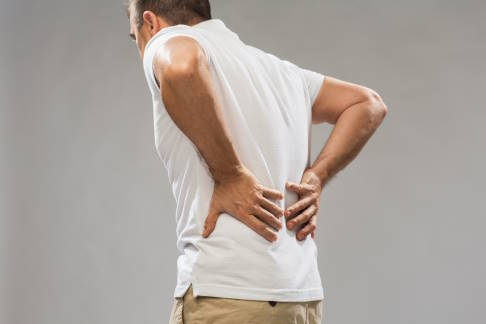 Mann mit unteren Rückenschmerzen bei Osteochondrose