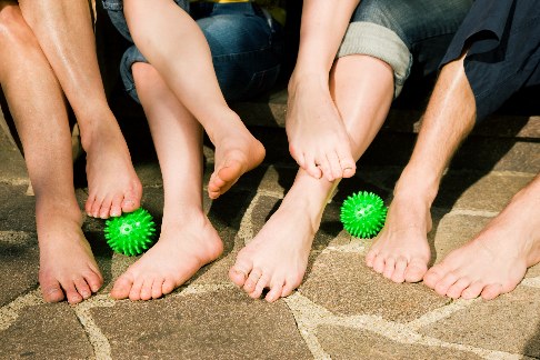 Ohne regelmäßige Fußgymnastik sind auch orthopädische Einlagen nicht sinnvoll. Am meisten Spaß machen die Übungen gemeinsam mit anderen. © Kzenon, Adobe Fußgymnastik