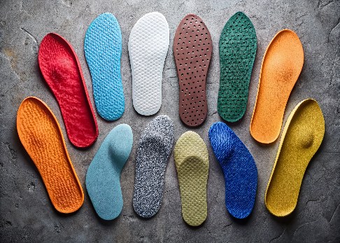 Die bunte Vielfalt der orthopädischen Schuheinlagen. Entscheidend ist allerdings nicht die Farbe der Orthesen, sondern ihre Form und damit ihre funktionelle Wirkung auf den Fuß. ©Sirinporn, Adobe Schuheinlagen verschiedener Art