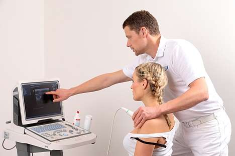 Ultraschalluntersuchung: Orthopäde Dr. Ostermeier untersucht eine Patientin.