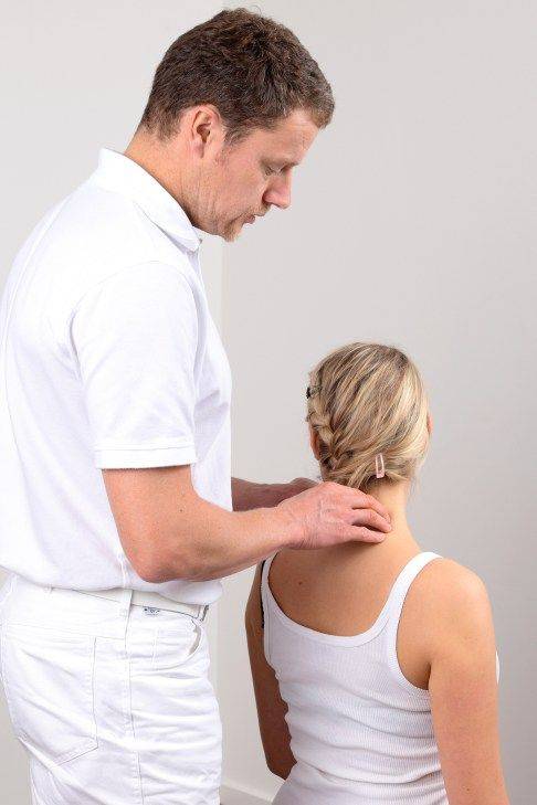 Schulterschmerzen - Untersuchung der Halswirbelsäule ist ebenfalls erforderlich