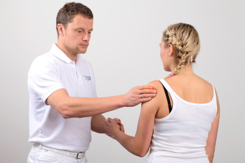 Untersuchung der Frozen Shoulder: Druckschmerzhaftigkeit der entzündeten Gelenkkapsel ist für den erfahrenen Schulterspezialisten eines der deutlichsten Zeichen. © Gelenk-Klinik Untersuchung der Frozen Shoulder durch den Orthopäden
