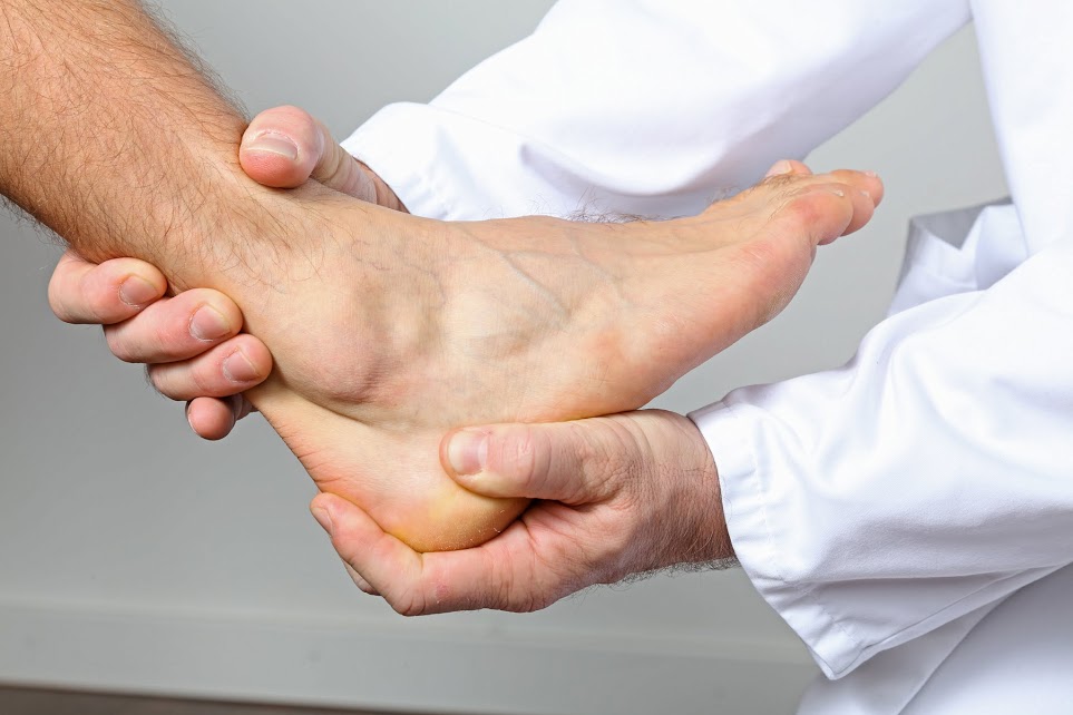 Vor einer Operation untersucht der Orthopäde das Sprunggelenk sorgfältig. © Gelenk-Klinik Untersuchung des Sprunggelenks durch den Orthopäden