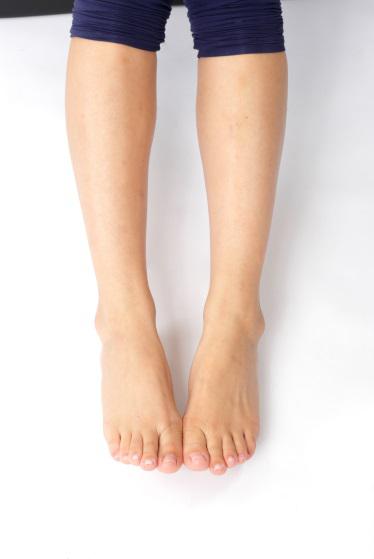 Übung zur Kräftigung der Schienbeinmuskulatur. © Gelenk-Klinik.de Isometrische Anspannung der Schienbeinmuskulatur