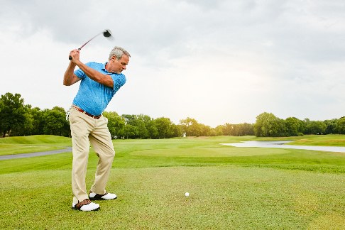 Golfspieler mit Sprunggelenksprothese beim Abschlag
