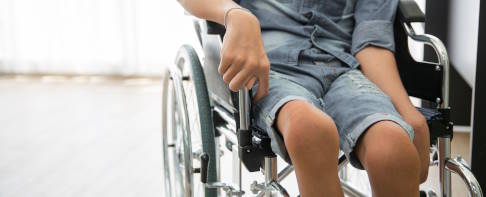 Jugendlicher im Rollstuhl